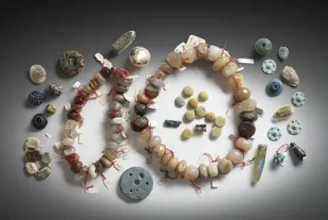 Lot de perles de bijoux et sceaux