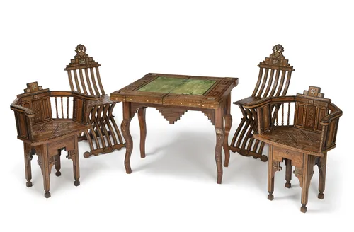 Fin mobilier marqueté avec quatre chaises et une table