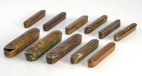 Gruppe von 11 Schreibkästen, teils in Lackdekor/ Papier-Machée, teils in Holz gearbeitet, teils Teile der Einrichtung