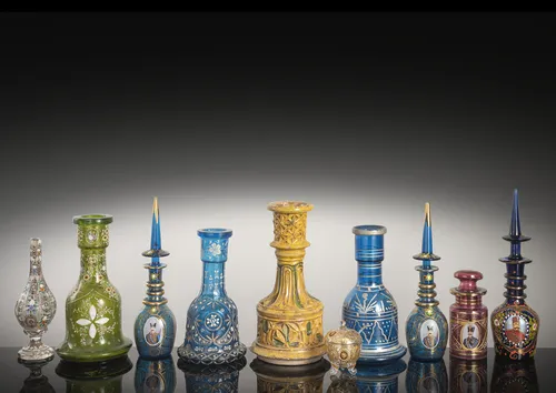 Groupe de 9 pièces comme bases de pipes à eau, bouteilles à couvercle, etc. en verre et une base de pipe à eau en céramique pour le marché oriental