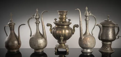 Vier kannen en een samovar van metaal/koper, deels vertind