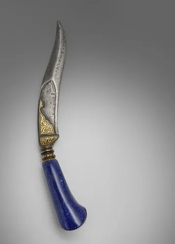 Korte dolk van staal met goudinleg en handvat van lapis lazuli