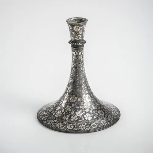 Bougeoir en Bidri avec décor floral