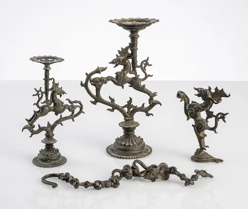 Drei Stände von Öllampen aus Bronze und Kette