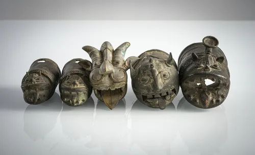 Cinq extrémités de palanquin en forme de créatures mythologiques, dont une paire