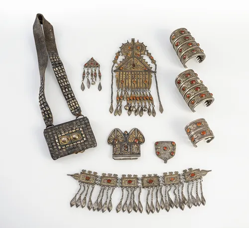 Groupe de bijoux turkmènes, dont bracelets et pendentifs, en partie en argent avec incrustations de cornaline