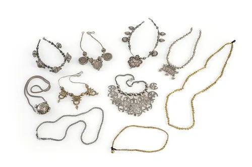 Groupe de dix chaînes/pendentifs, en partie en argent, en partie en argent doré ou argent