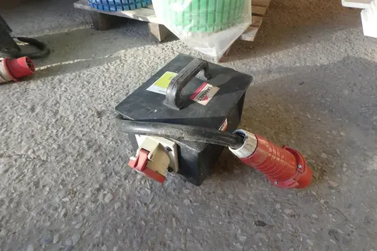 Mobile construction power distributor with CEE connection