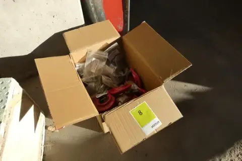 Karton s zvedacími háky a západkovými uzávěry SIKA