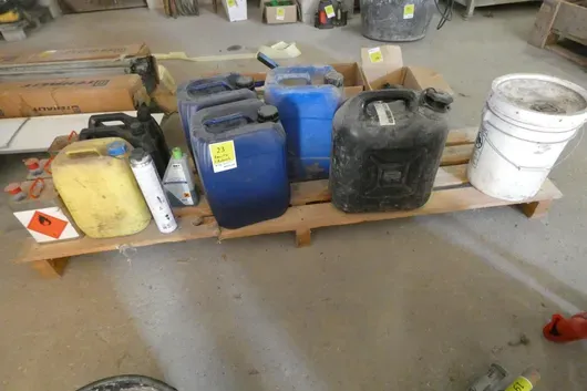 Lot de bidons et produits entamés