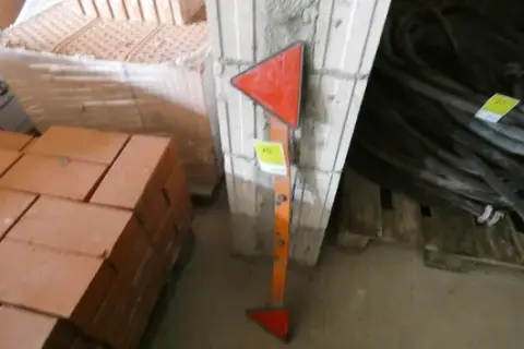 Odrazová tyč s trojúhelníkovými odrazkami