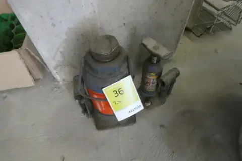 2 hydraulické zvedáky