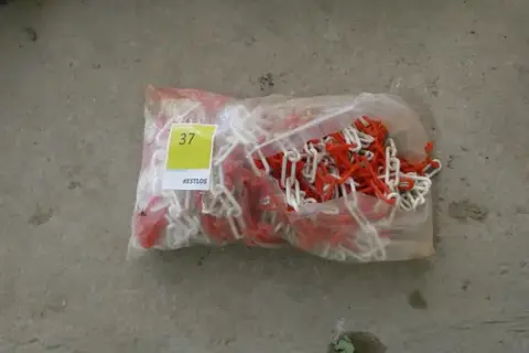 Sada červenobílých zábranových řetězů v pytli