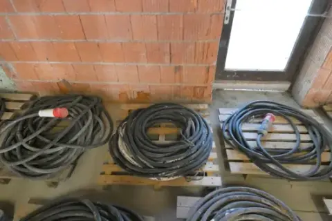 3 silnoproudé kabely, částečně se zástrčkami CEE
