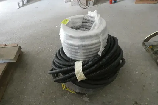 Lot de gaines électriques annelées, grises et noires