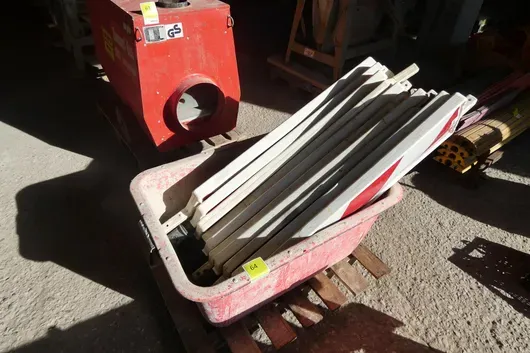 Mortar tub with red/white barriers