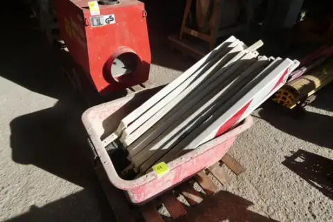 Mortar tub with red/white barriers