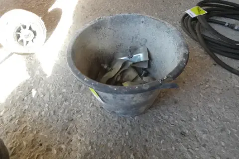 Mortar tub with construction fence clamps