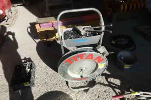TITAN - Chariot dérouleur pour feuillard en acier avec douilles de fermeture et pince de fermeture