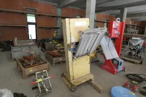 Scie à ruban Lissmac avec table d'appui pivotante