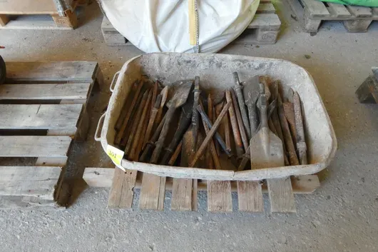 Mörtelwanne mit Meißeln und Spatenmeißeln für Abbruchhammer