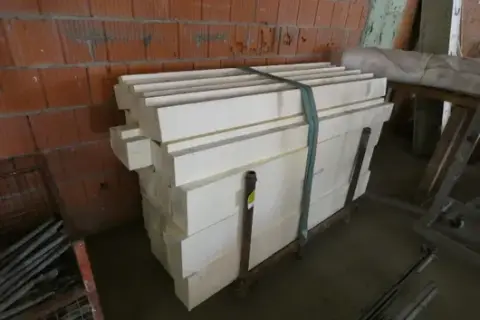 Podpěry s obsahem (bednění okraje desky)