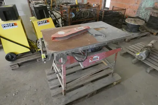 Circular saw table for construction