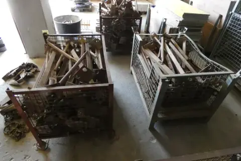 2x mřížové boxy s obsahem (podpěrné úhelníky pro podlahové desky/základ)