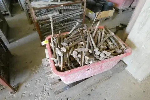 Bedna s obsahem (zemní kolíky/bednicí hřebíky)