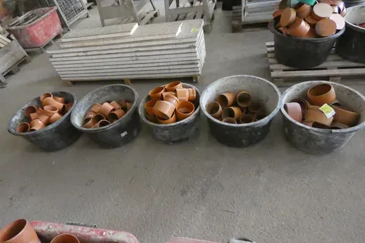 5 bacs à mortier avec pièces moulées KG