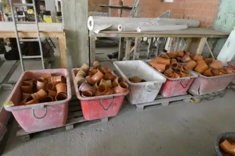 6 bacs à mortier avec pièces de coffrage KG