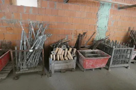 2x Gitterbox, Holzkiste und Mörtelwanne mit Schalungs- und Gerüstzubehör