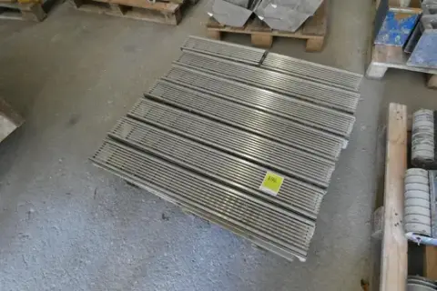 Lot de caniveaux d'évacuation avec grilles à barreaux longitudinaux en acier inoxydable