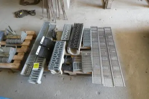 Lot de caniveaux d'évacuation et grilles de recouvrement