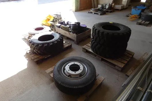 5 banden, waarvan 2 met velg