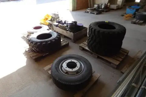 5 banden, waarvan 2 met velg