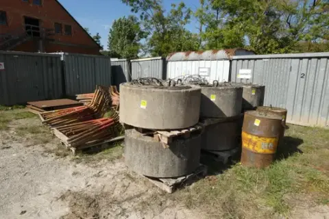 2x protizávaží jeřábu