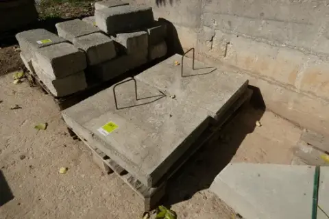 Betonplaten met geïntegreerde transportogen