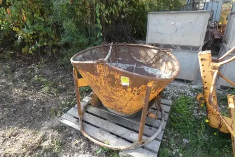 Concrete bucket for crane, with bottom discharge