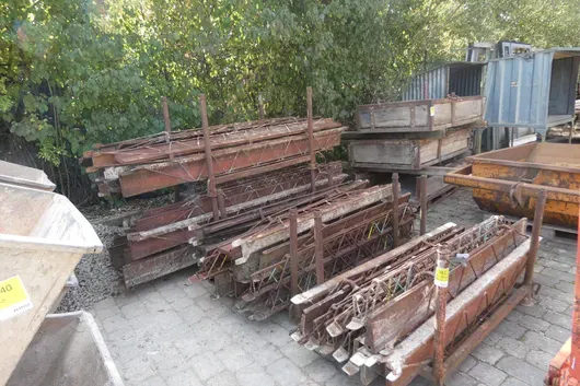 3 стеллажа с содержимым, в т.ч. стальные опалубочные профили и решётчатые балки