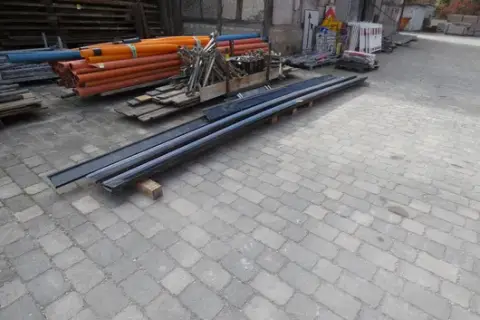 Sada vnějších okenních plechů s ochrannou fólií, dlouhé na hranolech