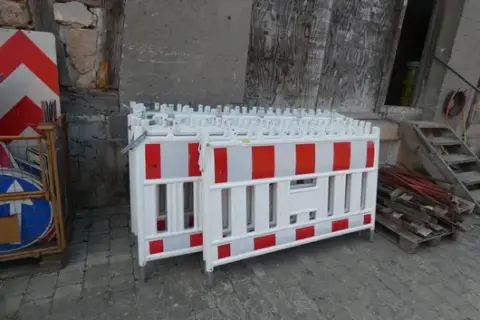 Sada zábranových mříží, plast, červenobílé
