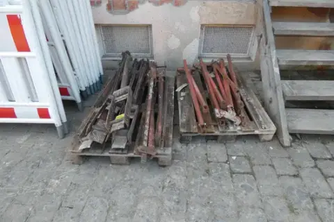 Sada, mimo jiné bednicí vzpěry a ocelové profily
