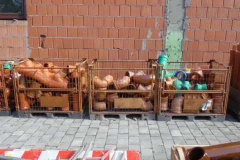 3x mřížové palety s tvarovkami KG, mj. kolena a odbočky, oranžové a zelené