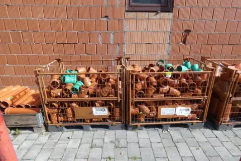 2x mřížové palety s tvarovkami KG, mj. kolena a odbočky, oranžové a zelené