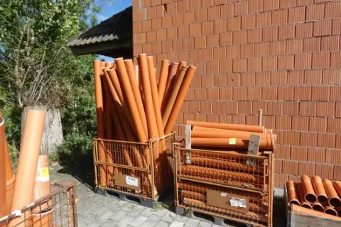 2x mřížové palety s trubkami KG, oranžovými