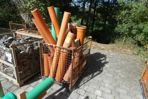 Mřížová paleta s trubkami KG a tvarovkami, oranžová a zelená