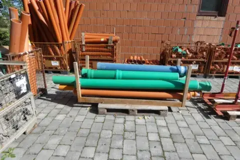 Paleta s dřevěným rámem a plastovými trubkami, mj. trubky KG, zelená, oranžová a modrá