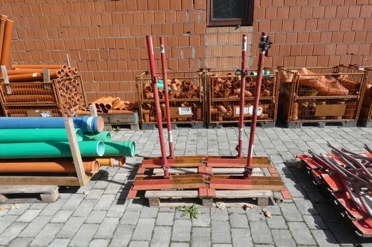 2x rack de stockage empilable avec poteaux, rouge