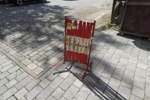 Nůžková zábrana, červeno-bílá, s nohami